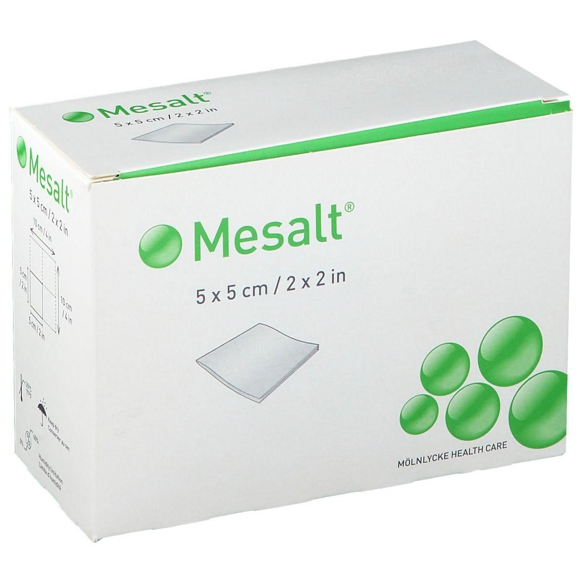 Verpakking van Mesalt kompressen, 5 x 5 cm. Toont een enkele kompres en groene cirkels.