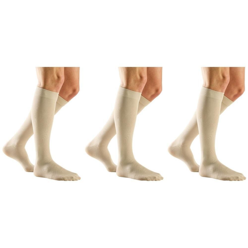 Drie paar huidkleurige kniekousen gedragen op witte benen.