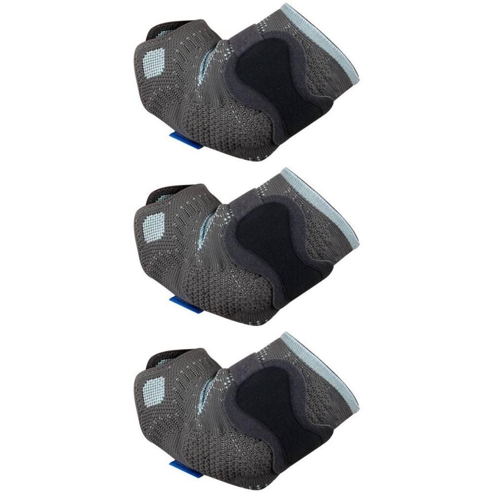 Drie grijze elleboogbraces met blauwe accenten en een lichte textuur.