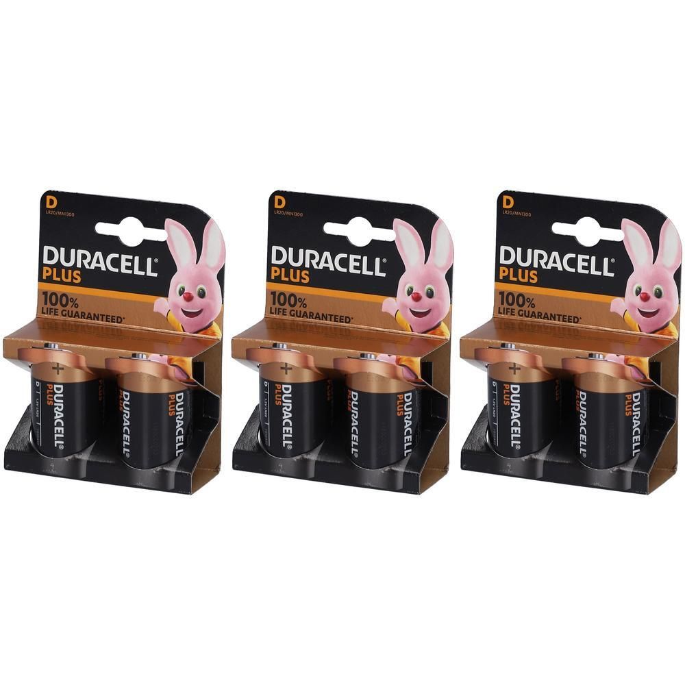 Trois paquets de piles Duracell Plus D, contenant chacune deux piles. Corps noir avec tête cuivrée.