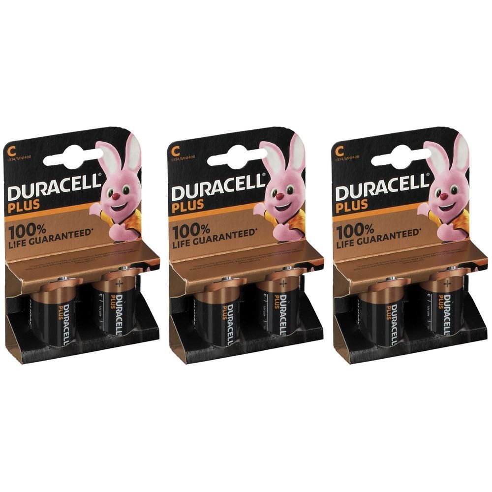 Drie Duracell Plus C batterijen in dubbelverpakking. Elke batterij heeft een zwarte behuizing met een gouden bovenkant en Duracell-logo.