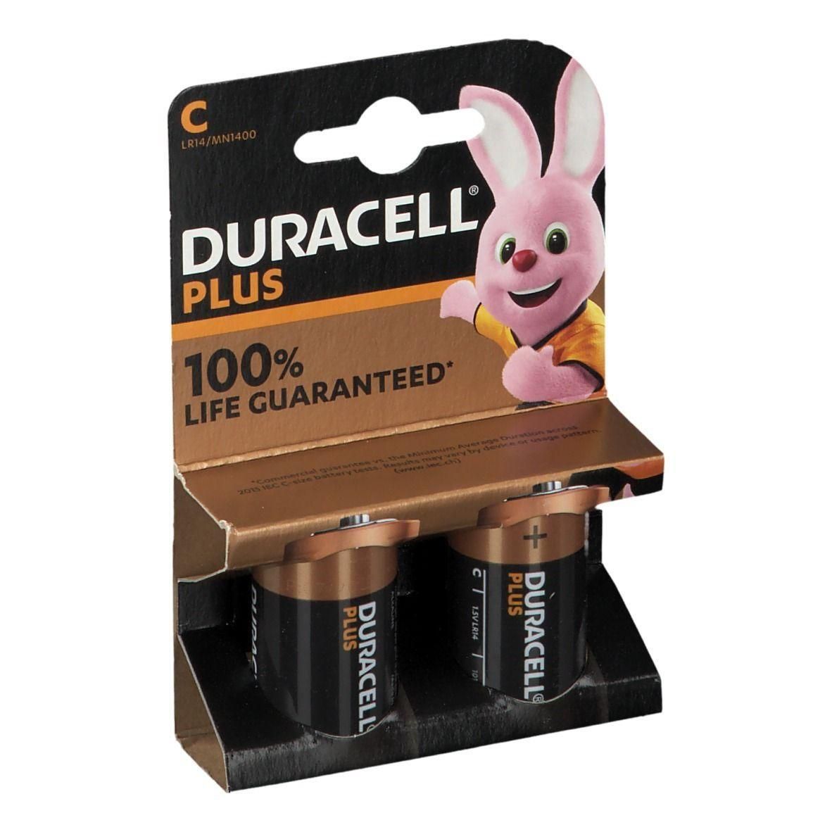 Deux piles Duracell Plus C dans un emballage individuel avec un lapin rose mascotte et "100% Life Guaranteed".