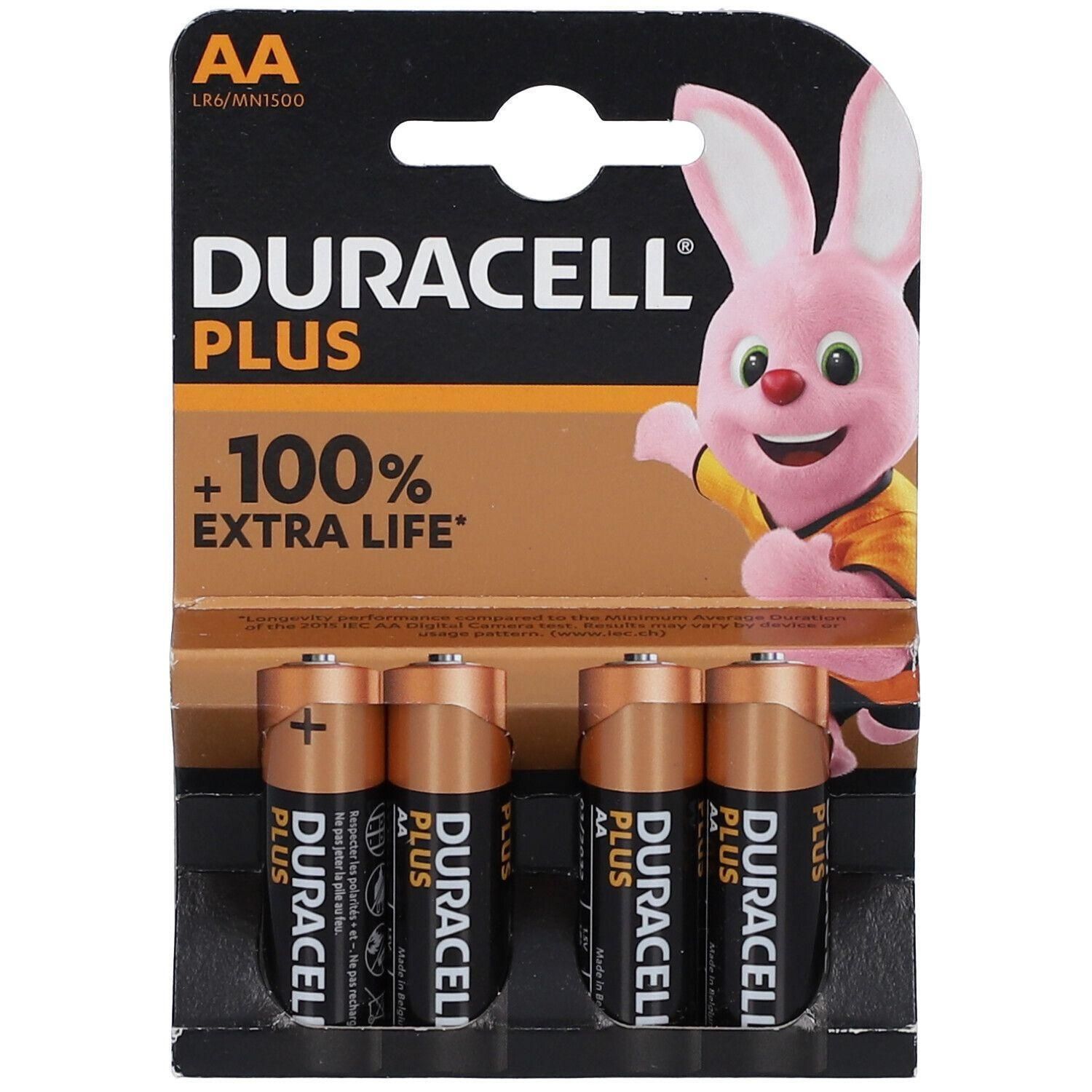 Quatre piles Duracell AA en emballage double. L'emballage présente le lapin Duracell et l'inscription +100% Extra Life.
