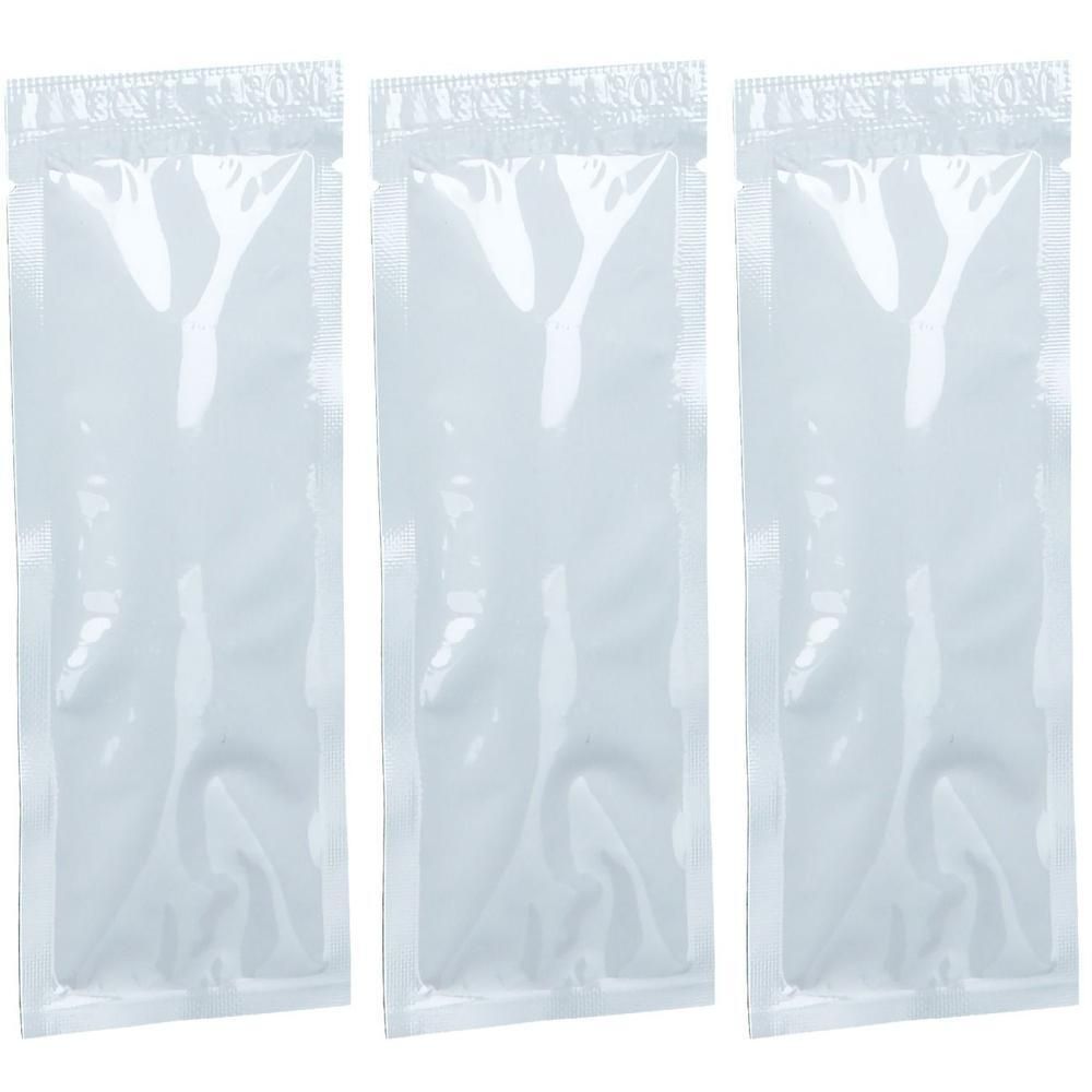 Trois sachets scellés côte à côte, blancs et opaques.