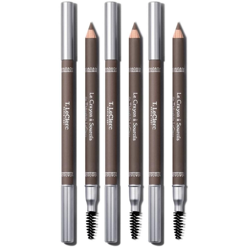 Cinq crayons à sourcils marron avec capuchons argentés et brosses.