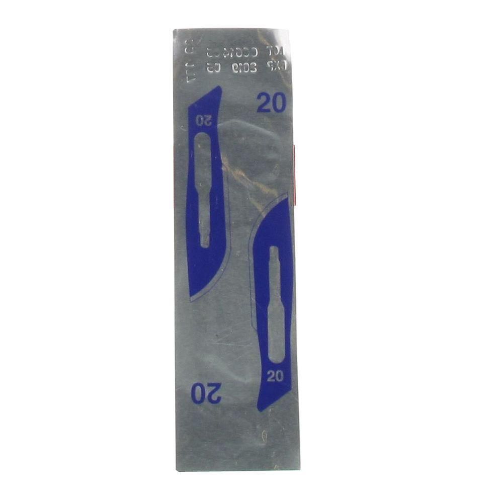 Lames de scalpel stériles n° 20 dans un emballage argenté avec marquages bleus.
