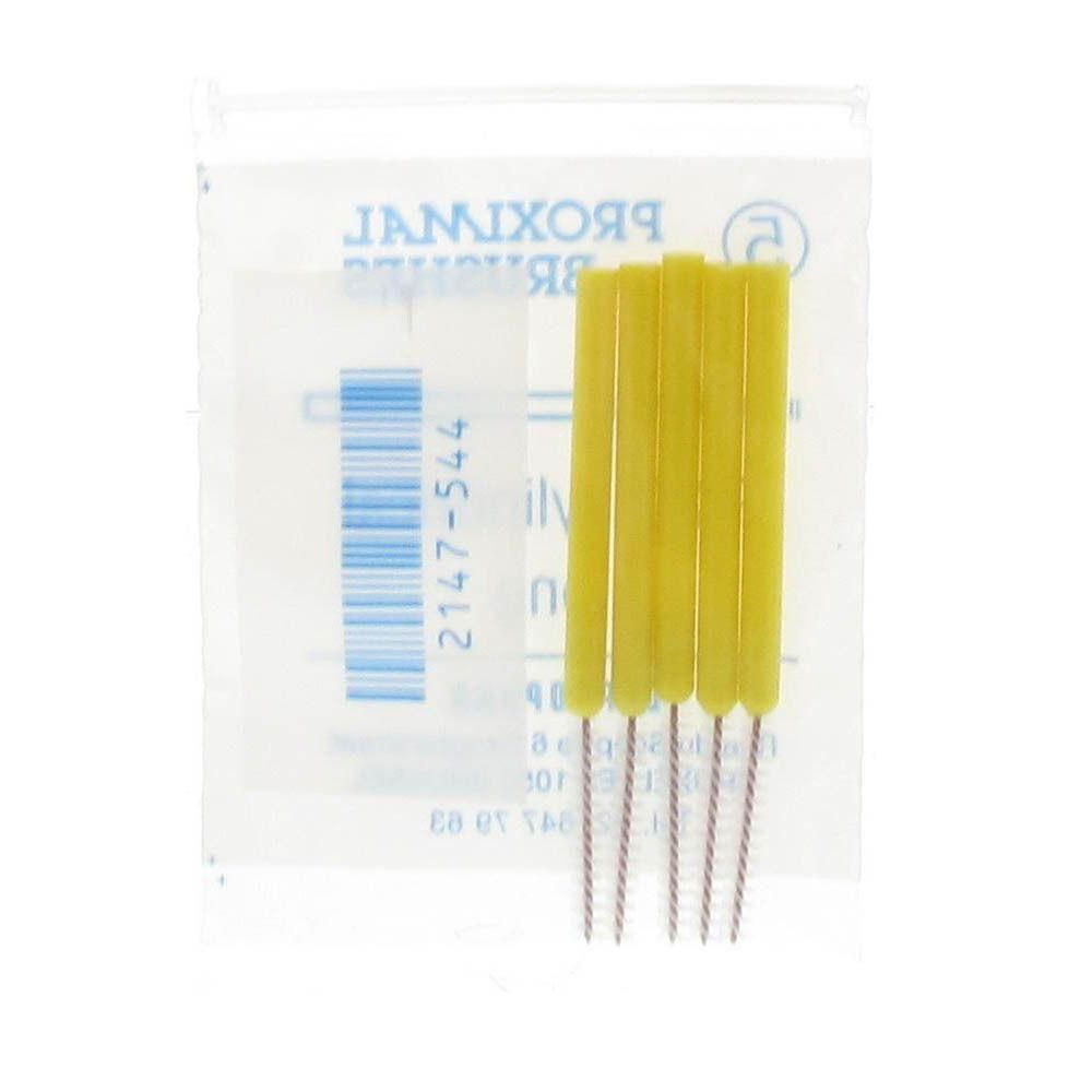 Cinq brosses interdentaires jaunes à poils spiralés dans un emballage plastique.