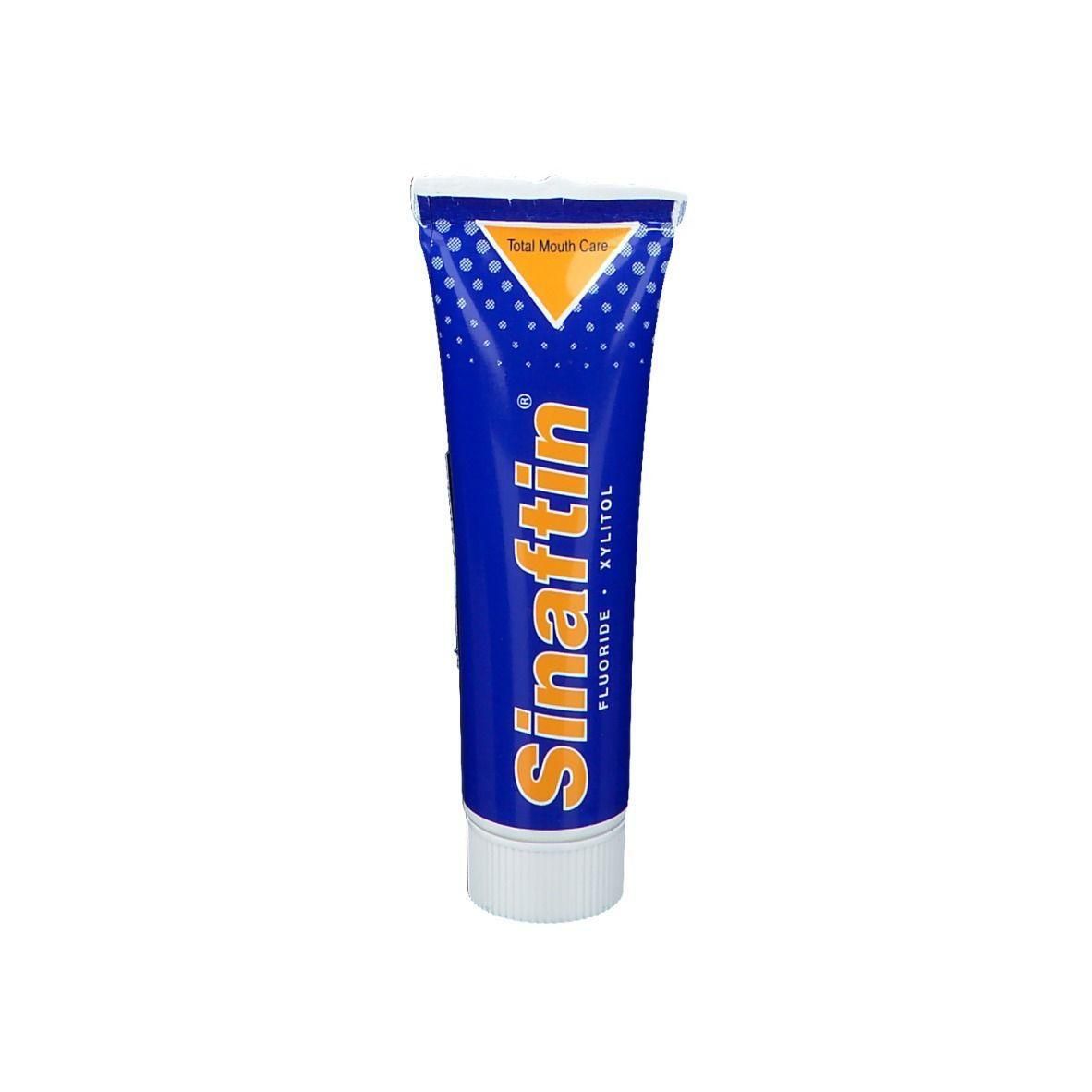 Tube de dentifrice Sinaftin, design bleu, avec inscriptions et informations sur le fluorure et le xylitol.