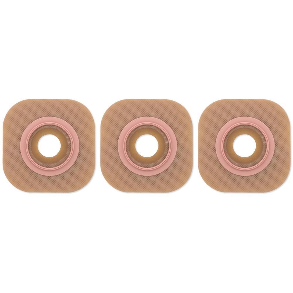 Drie huidkleurige stomieplaten met roze ring en centrale opening.