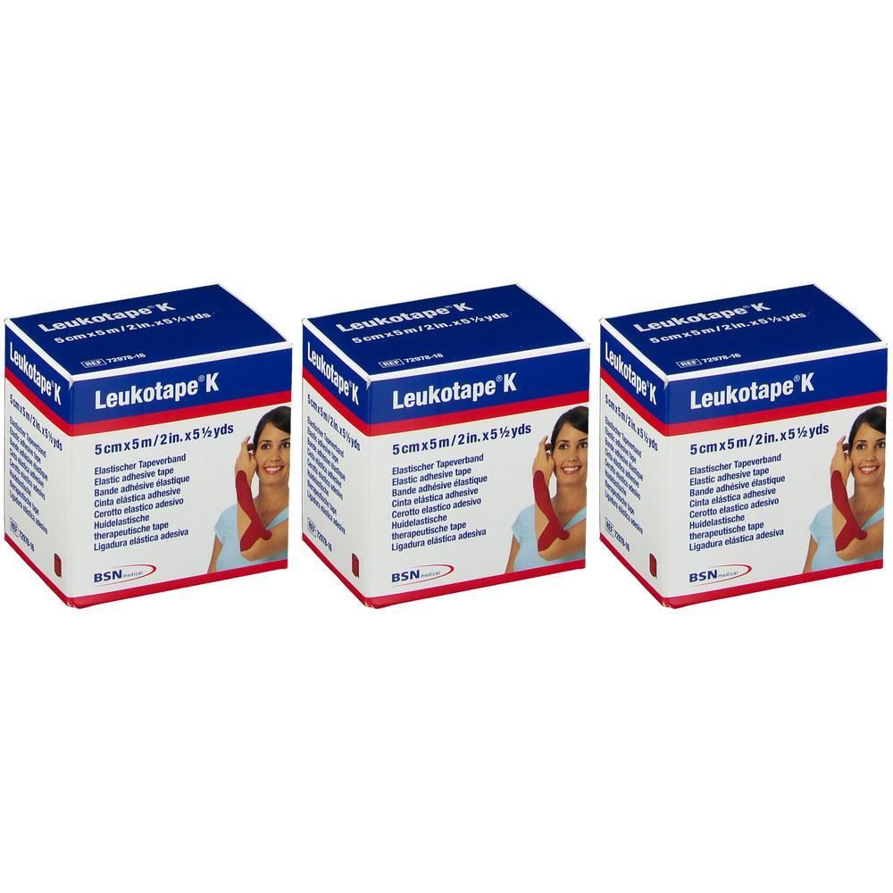Drie dozen Leukotape K, 5cm x 5m, met afbeelding van een vrouw die rode tape aanbrengt.