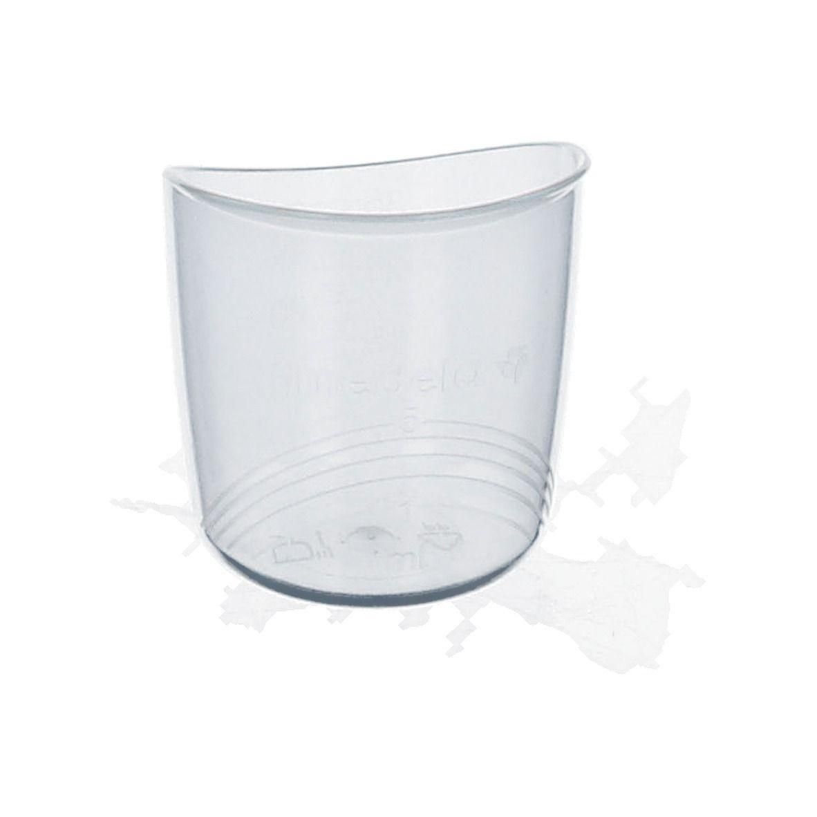 Un gobelet transparent avec des marques de mesure et un bord incurvé. Le logo Medela est visible.