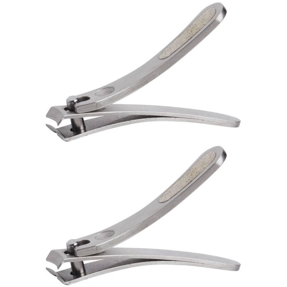 Deux coupe-ongles en acier inoxydable avec poignées antidérapantes.