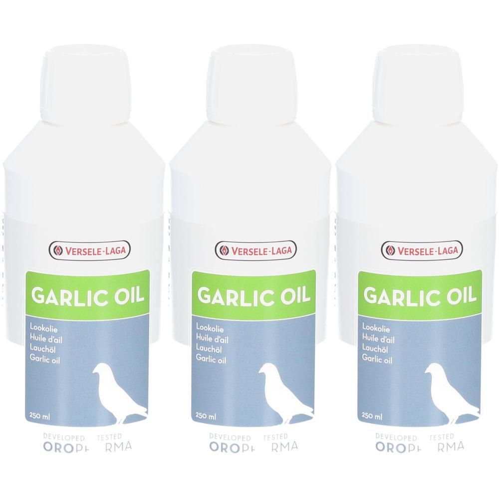Drie witte flessen met knoflookolie van Versele-Laga. Elke fles toont een duif.