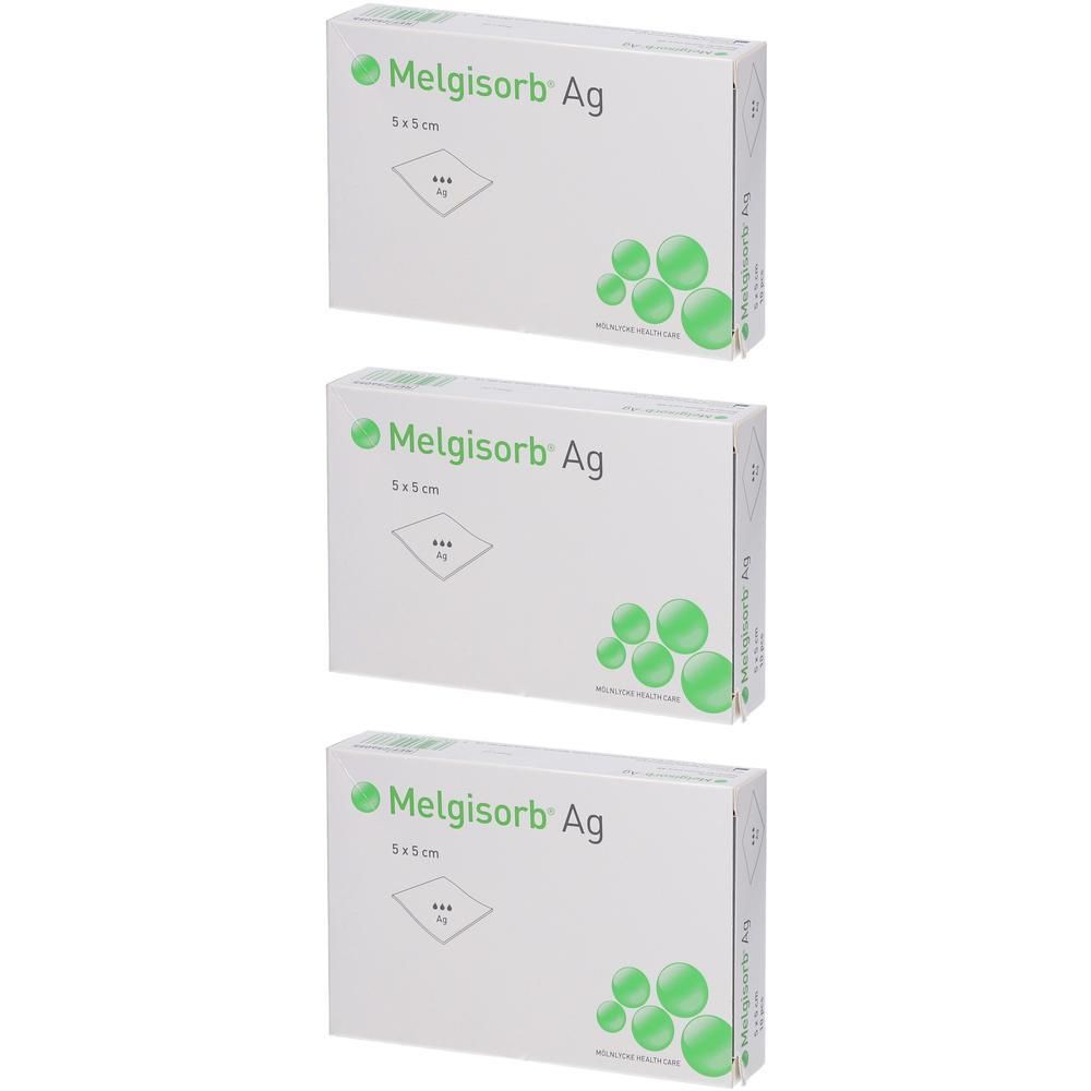 Drie pakken Melgisorb Ag Compresses, steriel, 5x5cm. Witte dozen met groene belettering en afbeelding.