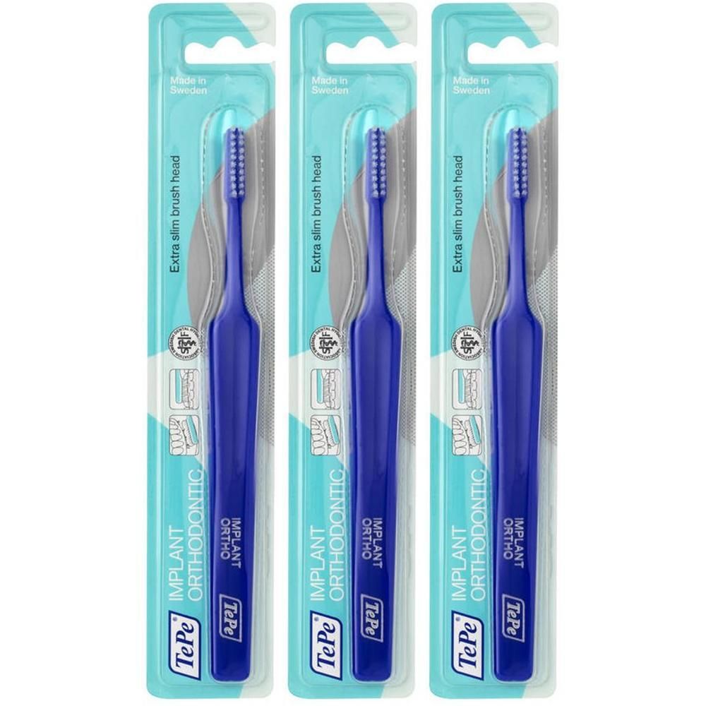Trois brosses à dents bleues TePe Implant Orthodontic en emballage double. Tête de brosse extra fine.