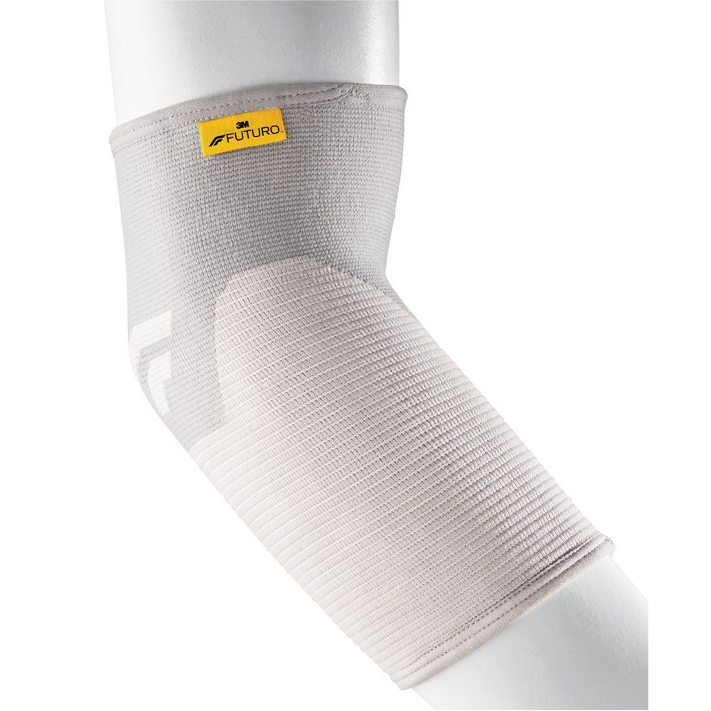 FUTURO Comfort Lift elleboogbandage, maat S, op een etalage-arm.