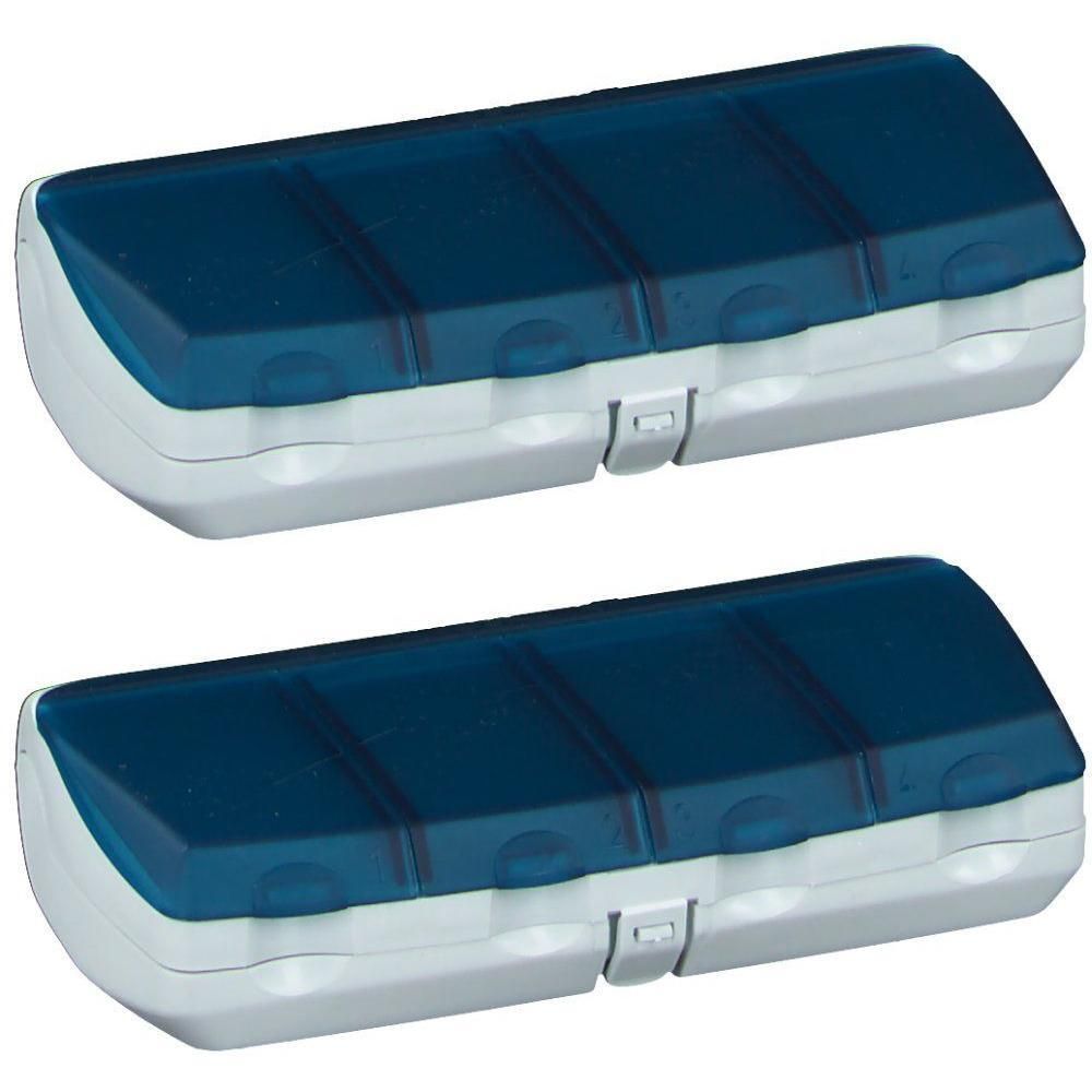 Twee witte pillendoosjes met blauwe, doorschijnende deksels, elk met vier vakjes.