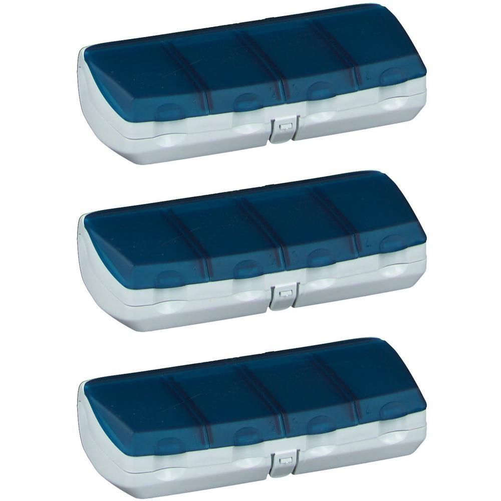 Trois piluliers en plastique blanc avec couvercles bleus translucides, chacun avec quatre compartiments.