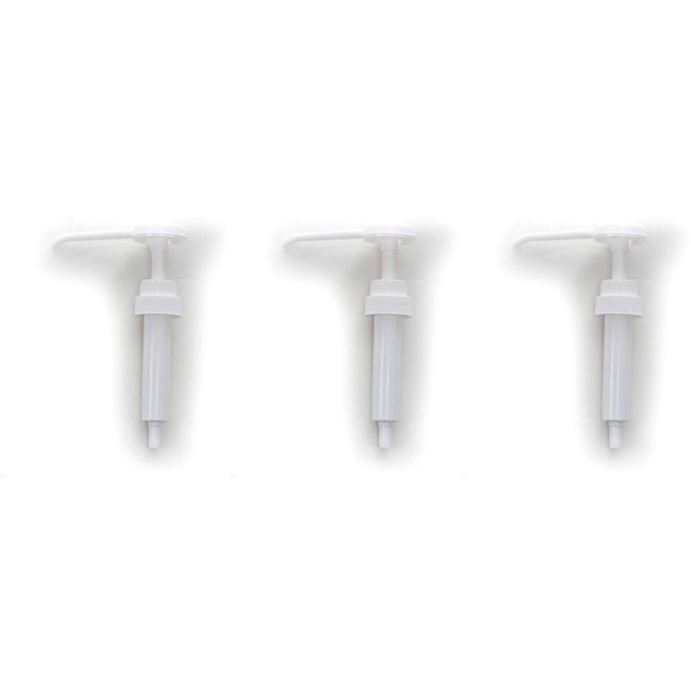 Drie witte plastic pompdispensers met geribbelde handgrepen en tuiten.