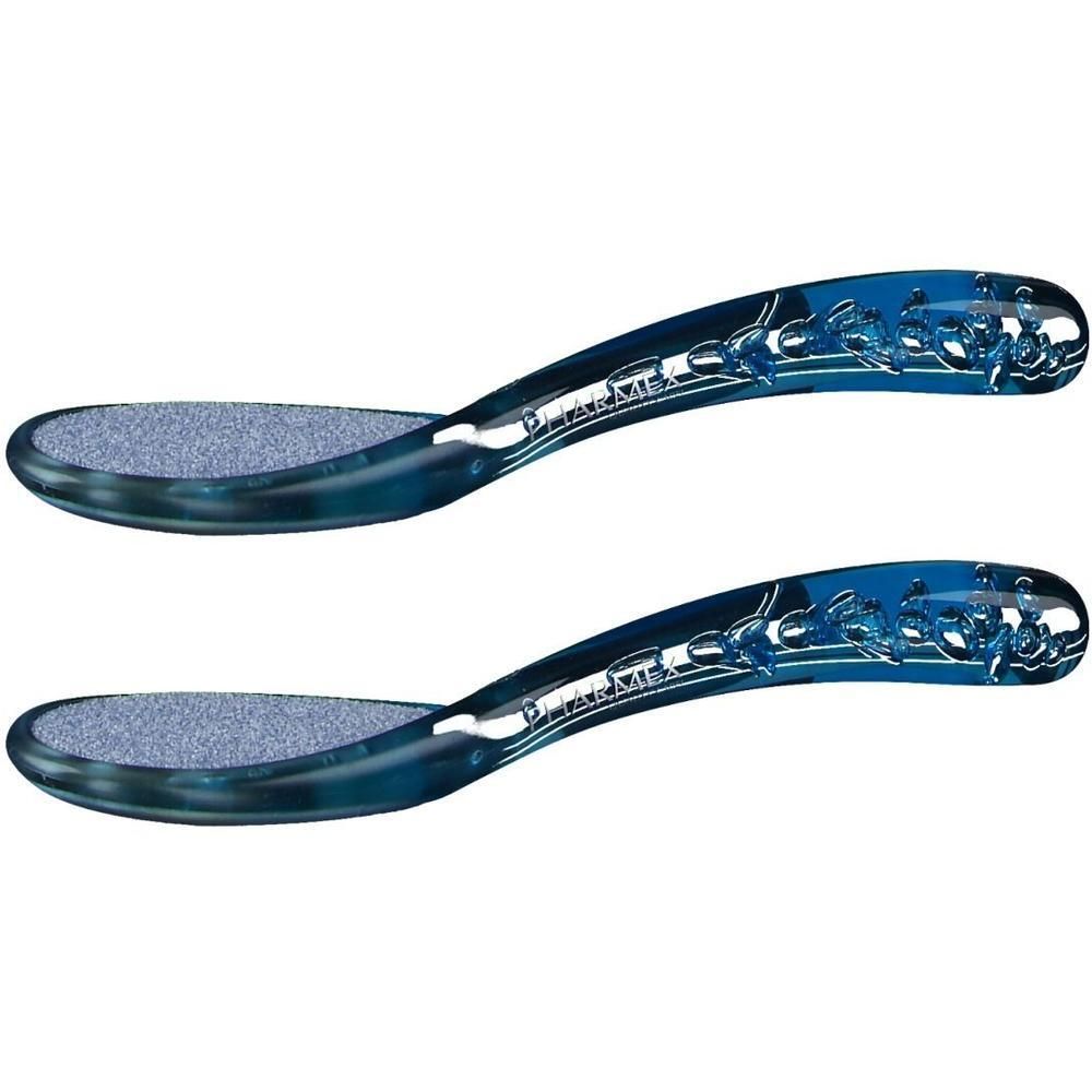 Deux râpes à pied bleues avec surface rugueuse et manche décoré.
