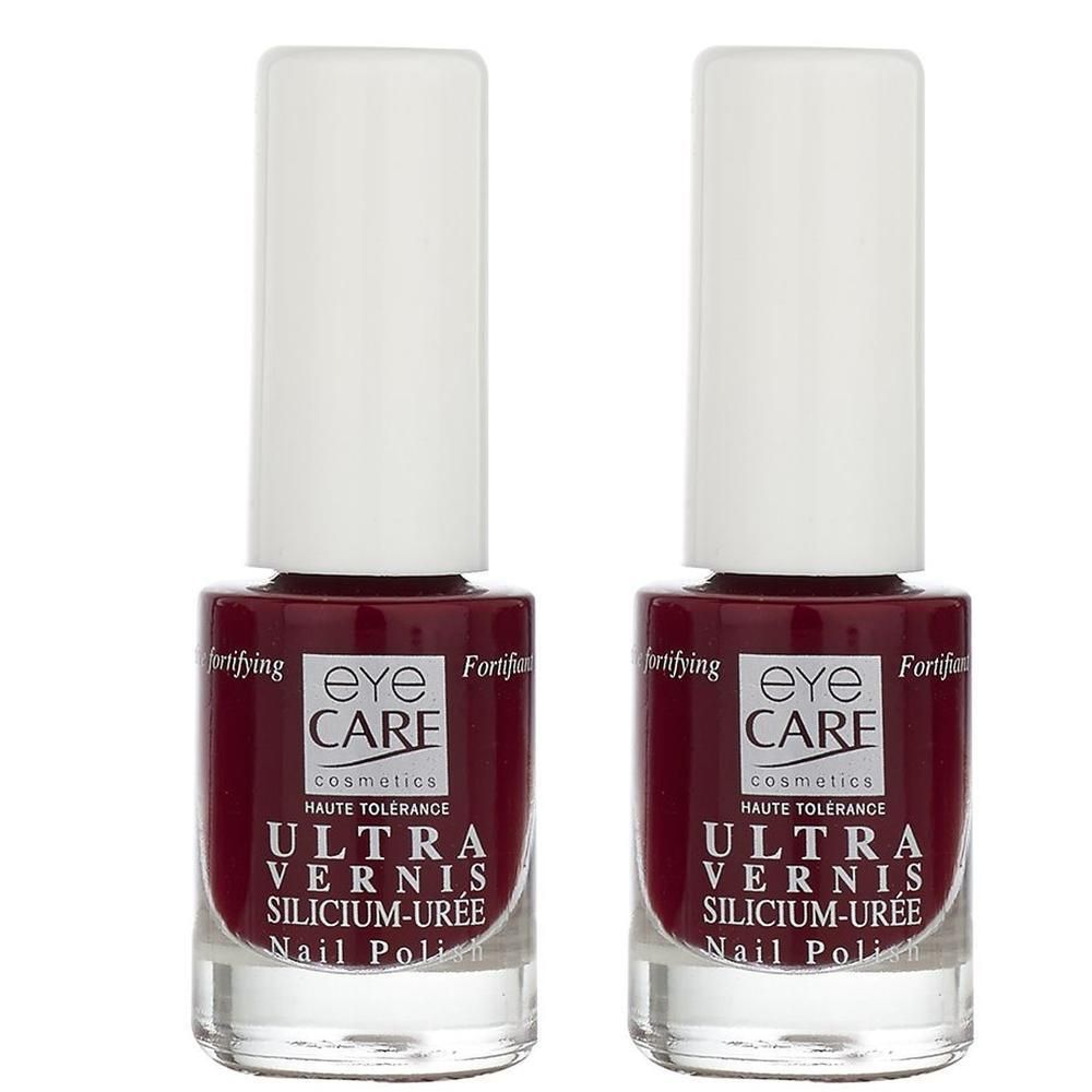 Twee flacons donkerrode nagellak van Eye Care Cosmetics.