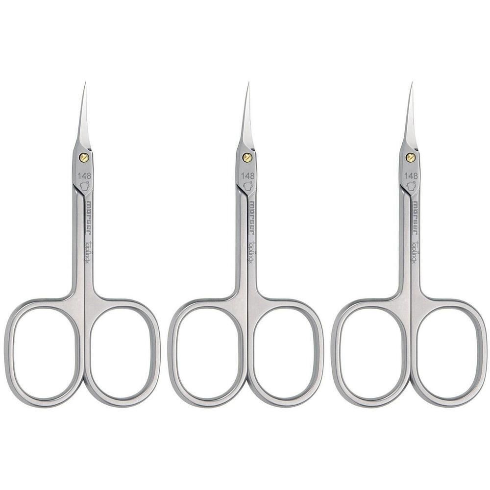 Trois ciseaux à cuticules métalliques aux lames courbées et pointues, avec deux anneaux pour les doigts.