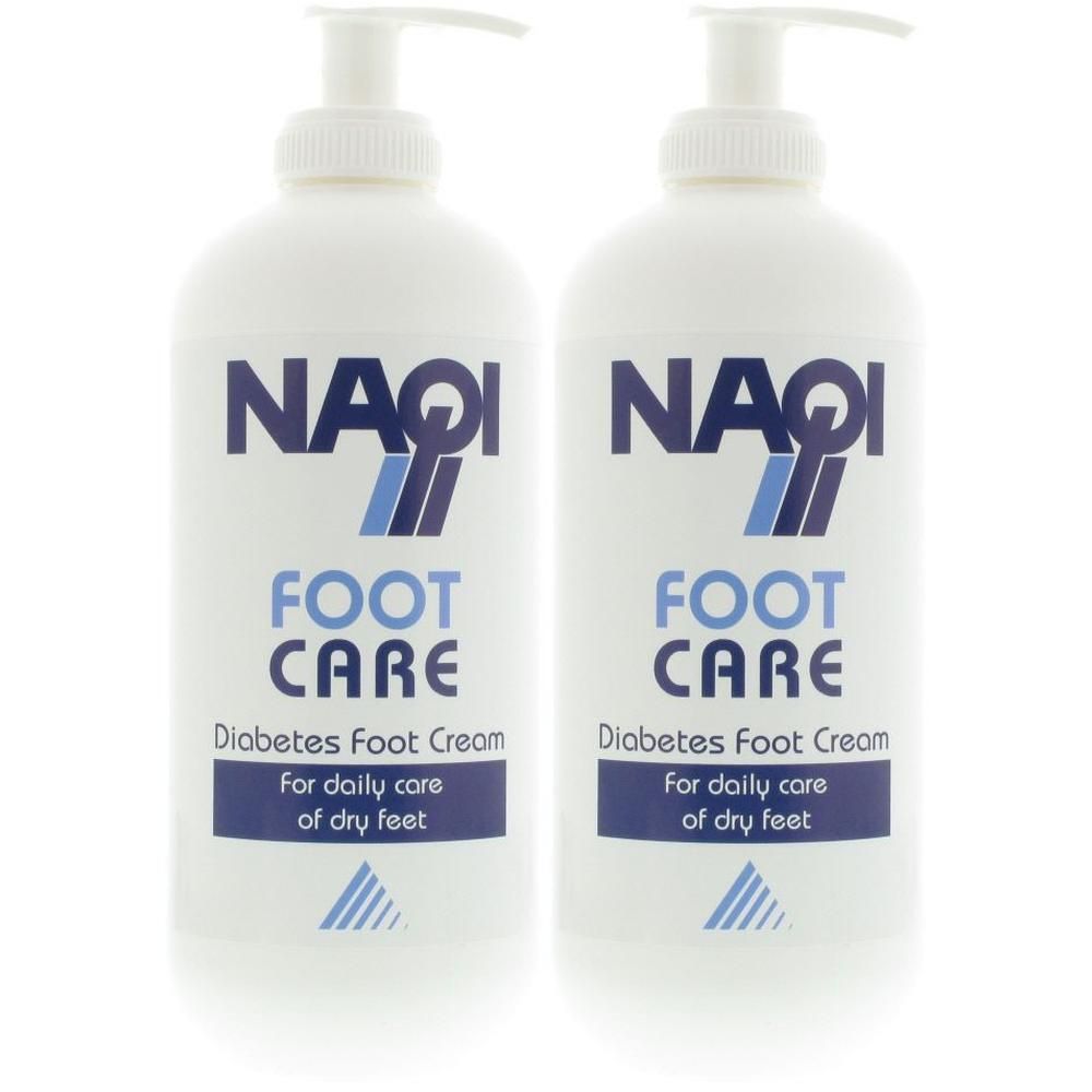 Twee witte pompflesjes NAQI FOOT CARE Diabetes voetcrème voor droge voeten.
