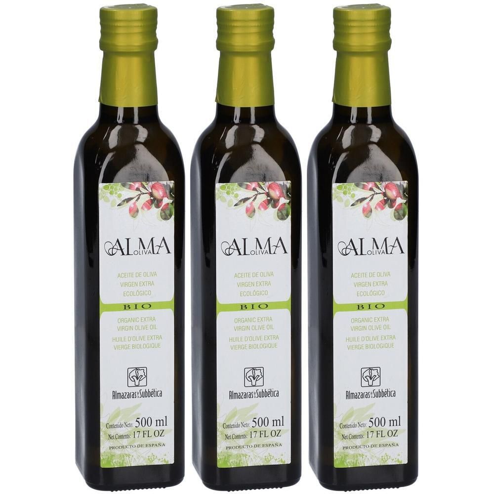 Drie flessen biologische extra vierge olijfolie van Alma Olioiva. Groene doppen, etiketten met olijftakken.