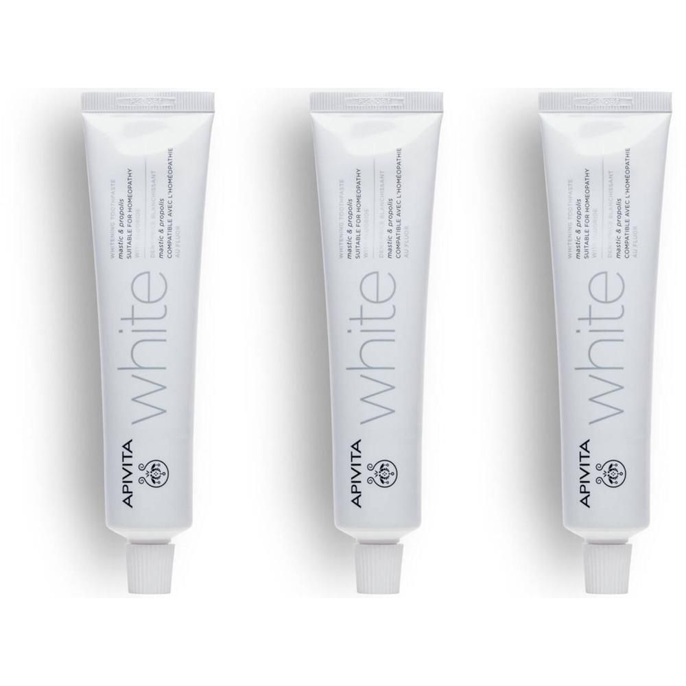 Drie witte tubes tandpasta met de tekst "white" en het merk APIVITA.
