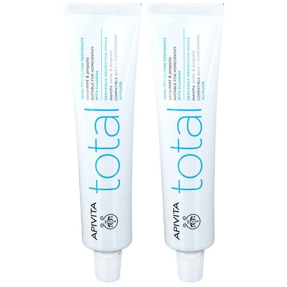 Deux tubes de dentifrice APIVITA avec inscription "total" et informations produit.
