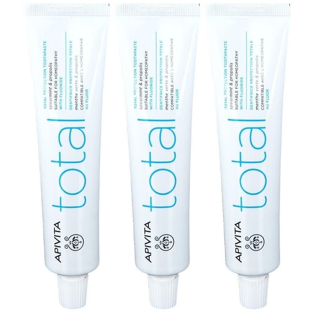 Drie tubes APIVITA tandpasta met "total" opschrift en propolis vermelding.