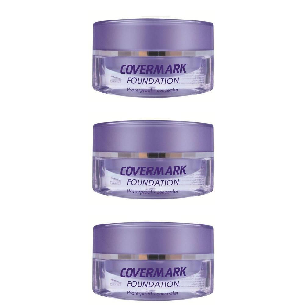 Trois pots de fond de teint Covermark avec couvercles violets.