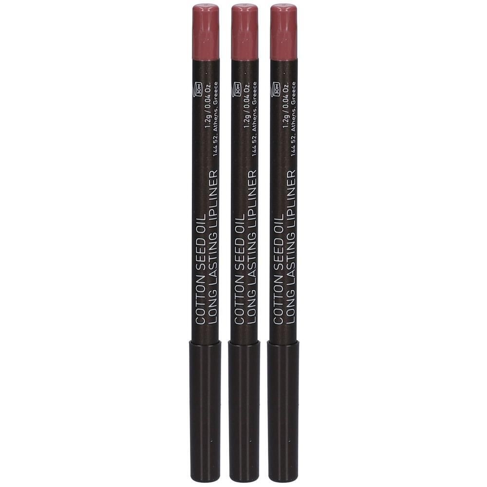 Trois crayons à lèvres Korres de couleur neutre rosée. Chaque crayon est coiffé et marqué 'Cotton Seed Oil Long Lasting Lipliner'.