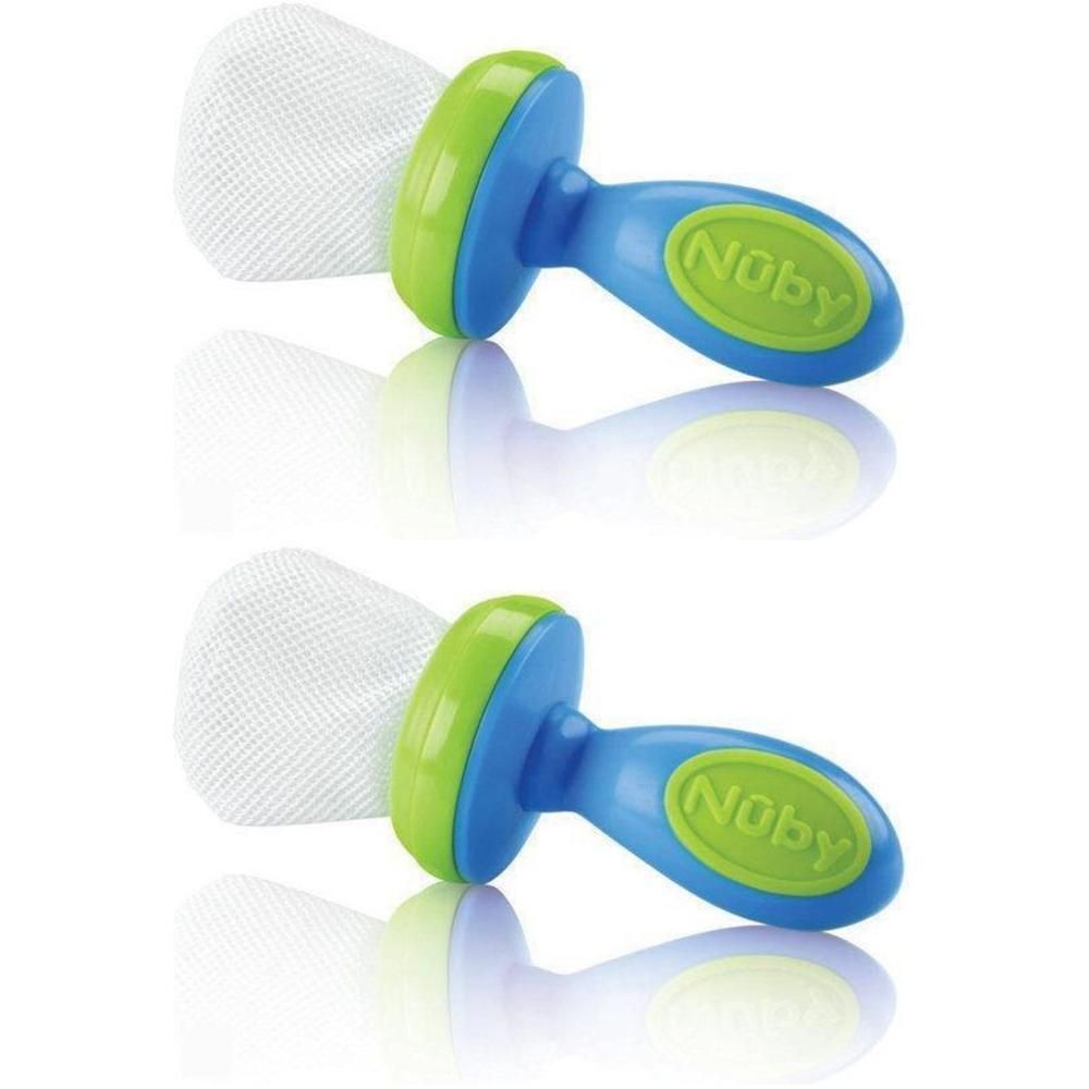 Deux grignoteurs Nûby avec manche bleu et collier vert. Le filet est blanc.