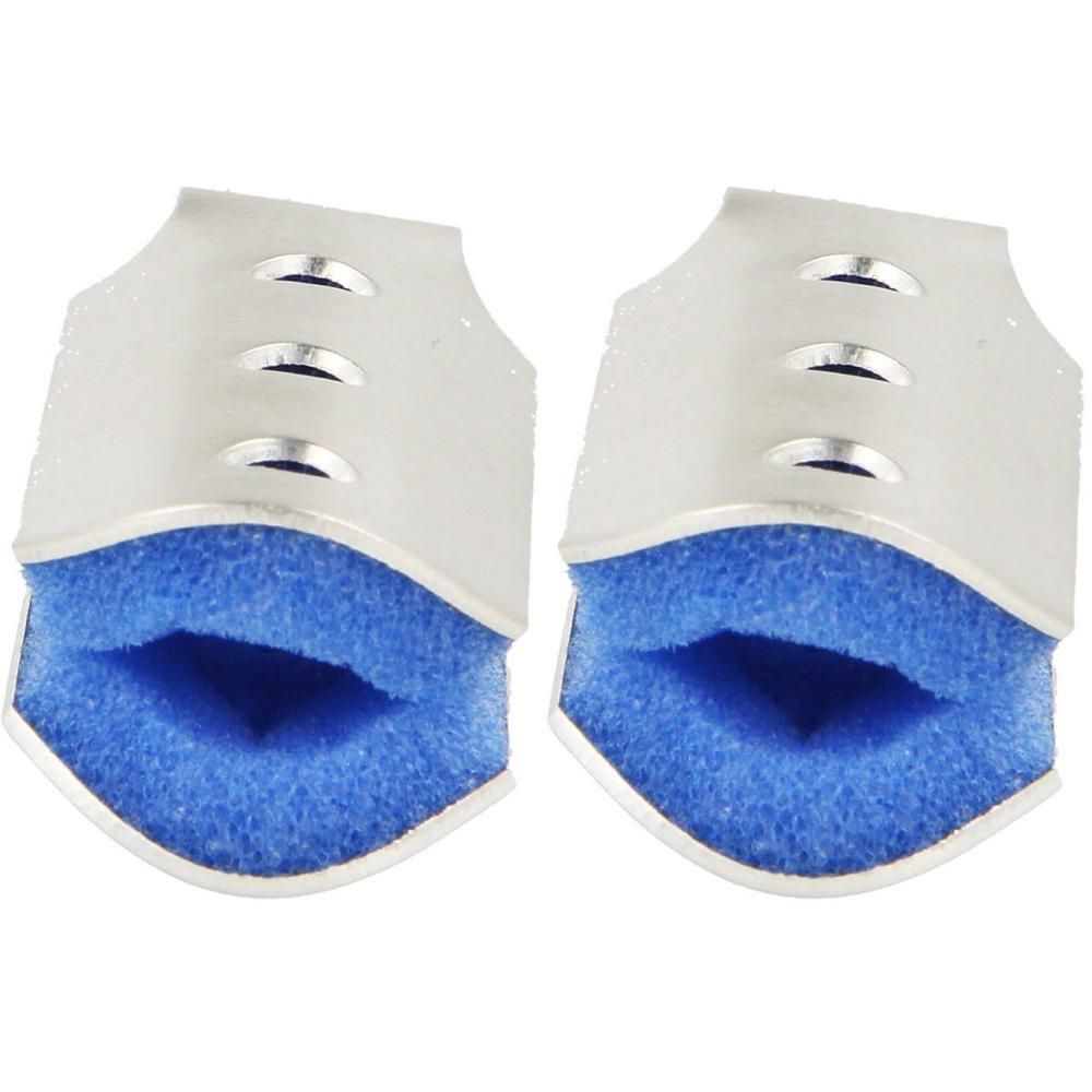 Twee metalen vingerbeschermers met blauwe vulling.