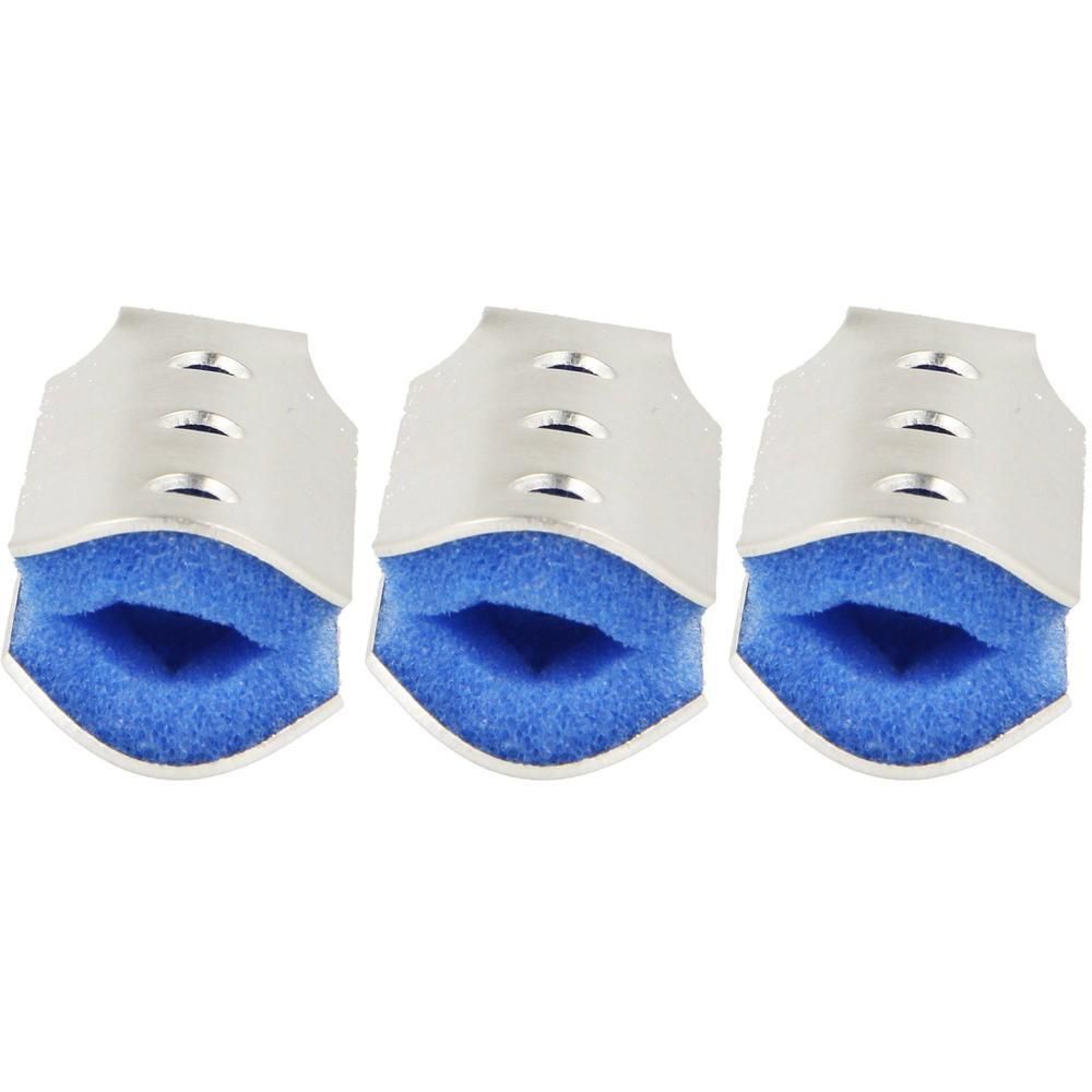 Drie metalen vingerbeschermers met blauwe schuimvulling.