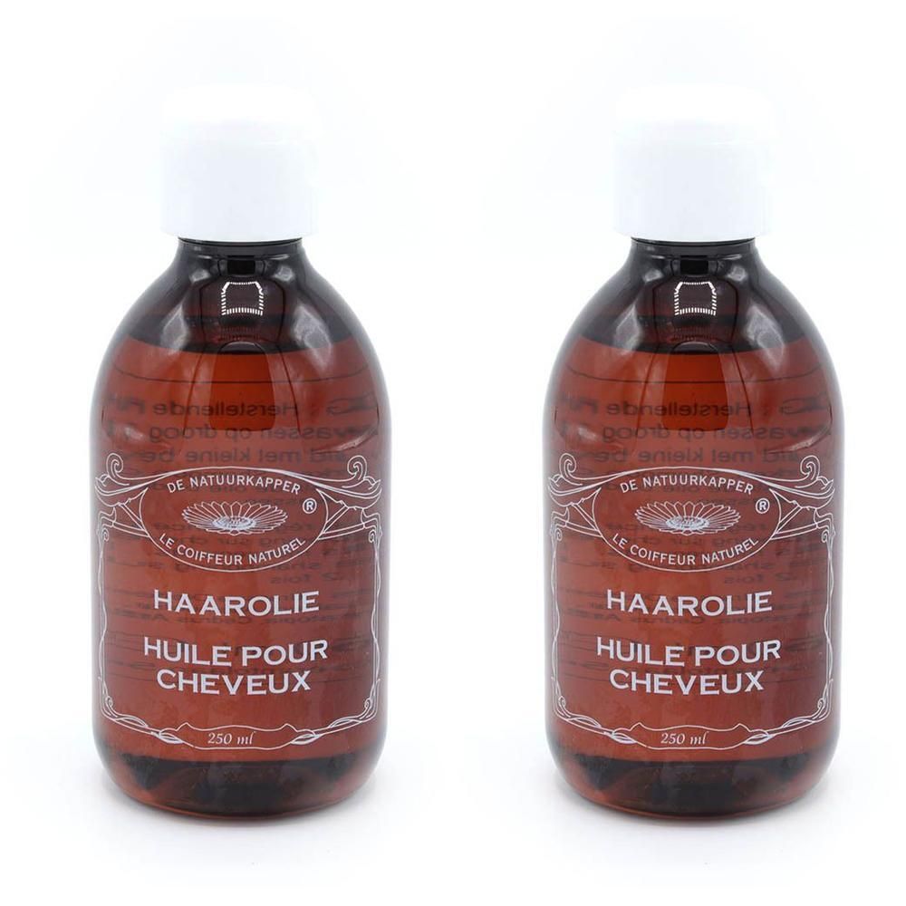 Twee flessen haarolie met witte doppen. Bruine glazen flessen met etiketten waarop "HAAROLIE" en "HUILE POUR CHEVEUX" staat.