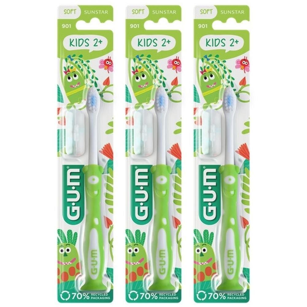 Trois brosses à dents GUM Kids, souples, pour enfants dès 2 ans.