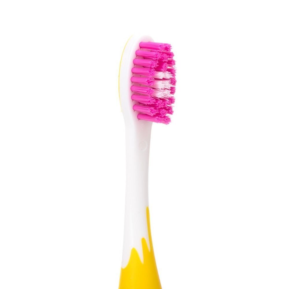 Close-up van de kop van een gele GUM Junior tandenborstel met roze borstels.