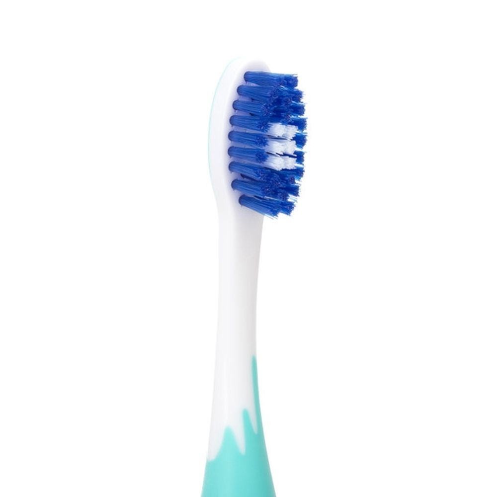 Close-up van de kop van een blauwe GUM Junior tandenborstel met blauwe borstels.