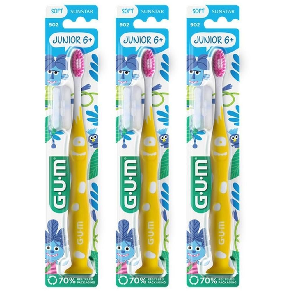 Drie gele GUM Junior tandenborstels 7-9 jaar met roze borstels, per stuk verpakt.