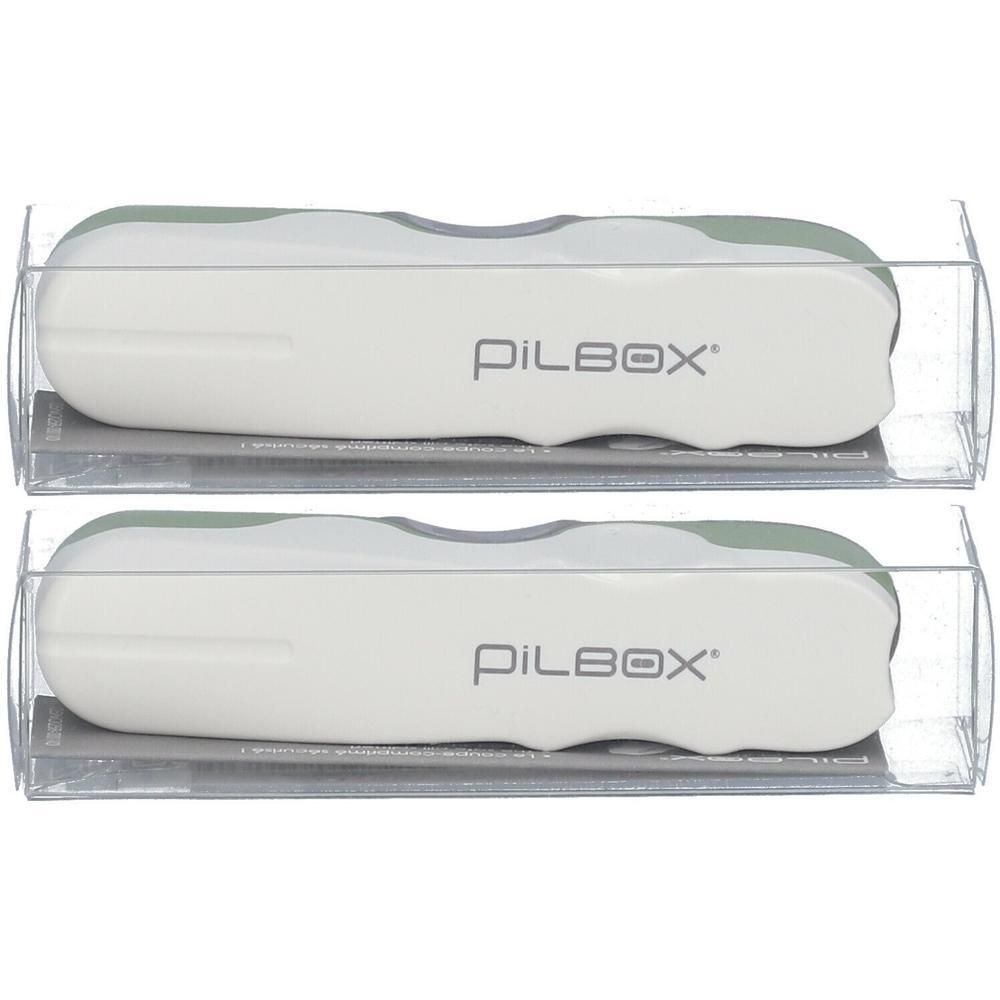 Deux coupe-pilules blancs avec des accents verts, chacun dans un étui transparent.