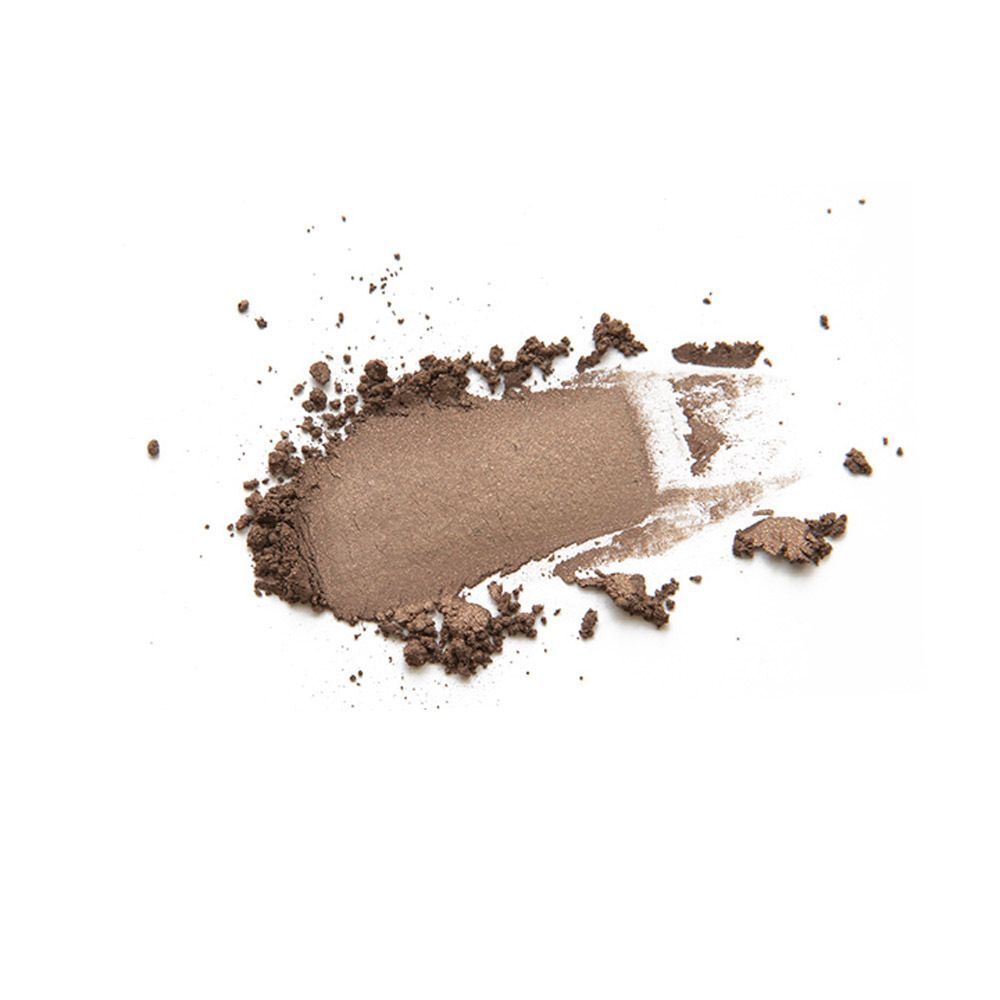 Une poudre minérale taupe étalée en traînée sur fond blanc.