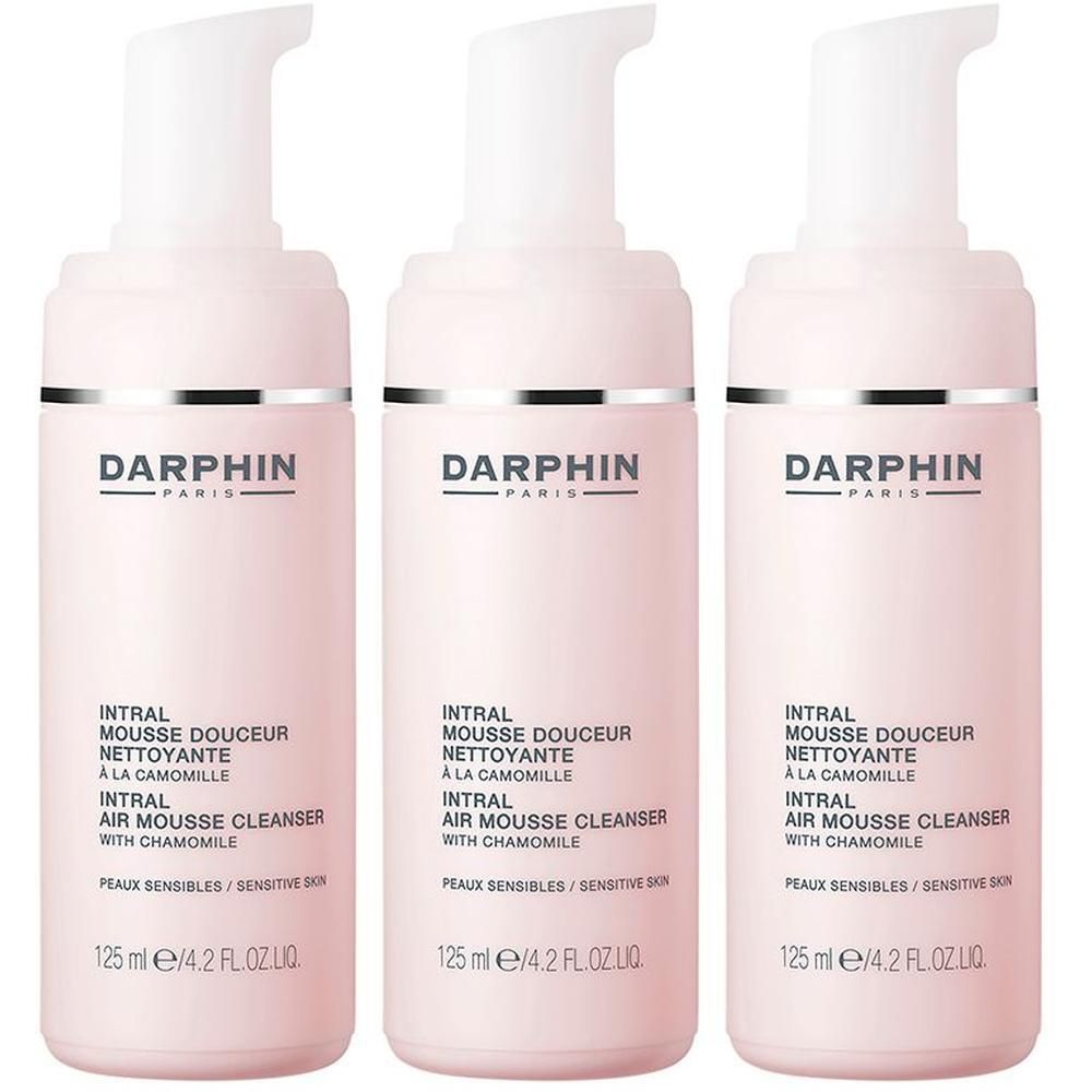 Trois flacons Darphin Intral Air Mousse Cleanser avec pompes. Flacons roses avec bande argentée.