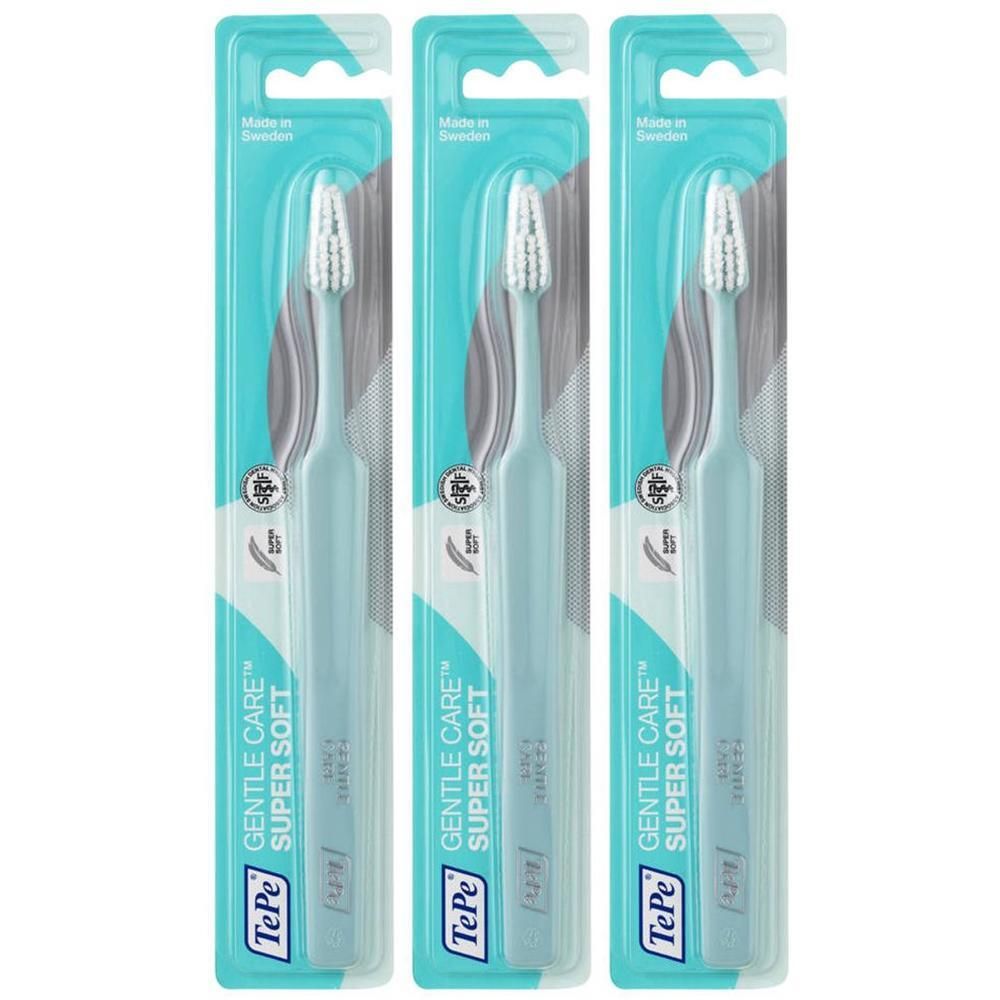 Trois brosses à dents TePe Gentle Care Super Soft en emballage. Poignées bleu clair, poils blancs. Fabriqué en Suède.