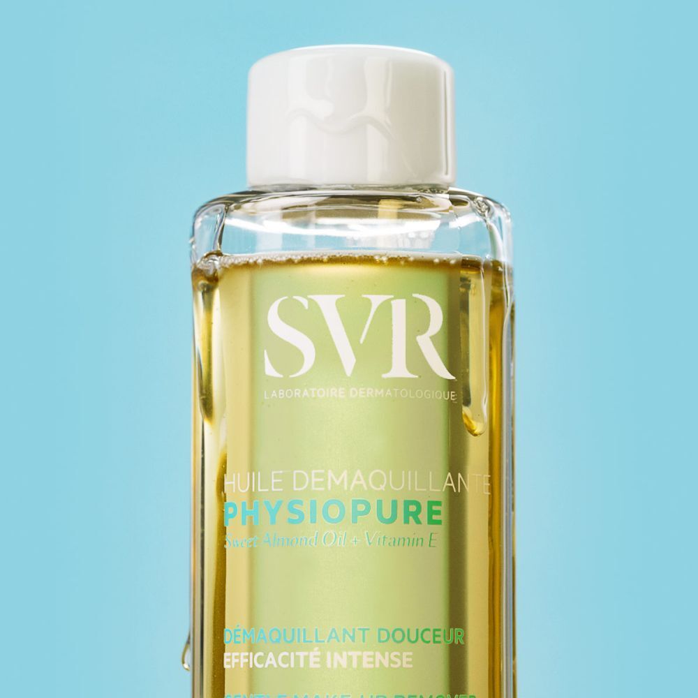 Close-up van SVR Physiopure Make-up Remover Oil in een glazen fles met witte dop.