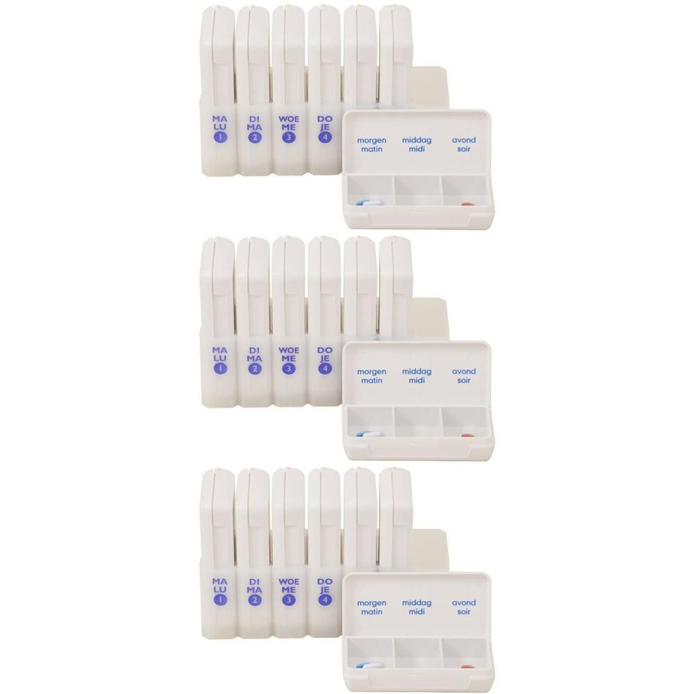 Trois piluliers blancs avec 7 compartiments chacun pour médicaments, étiquetés jours de la semaine et moments de la journée.