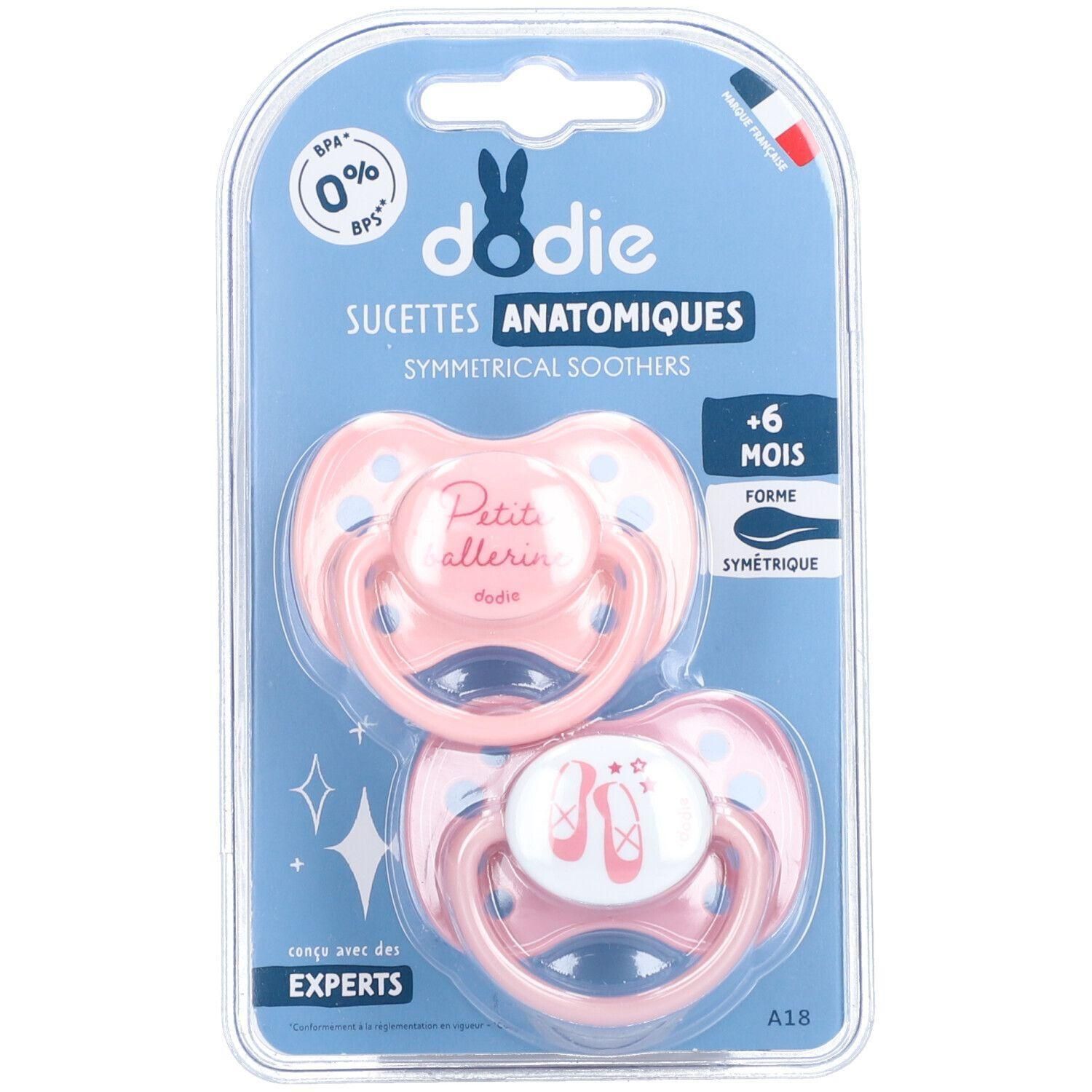 Drie pakken van elk twee Dodie fopspenen voor baby's van 18 maanden en ouder, geel met leeuwenmotief en blauw met papegaaimotief.