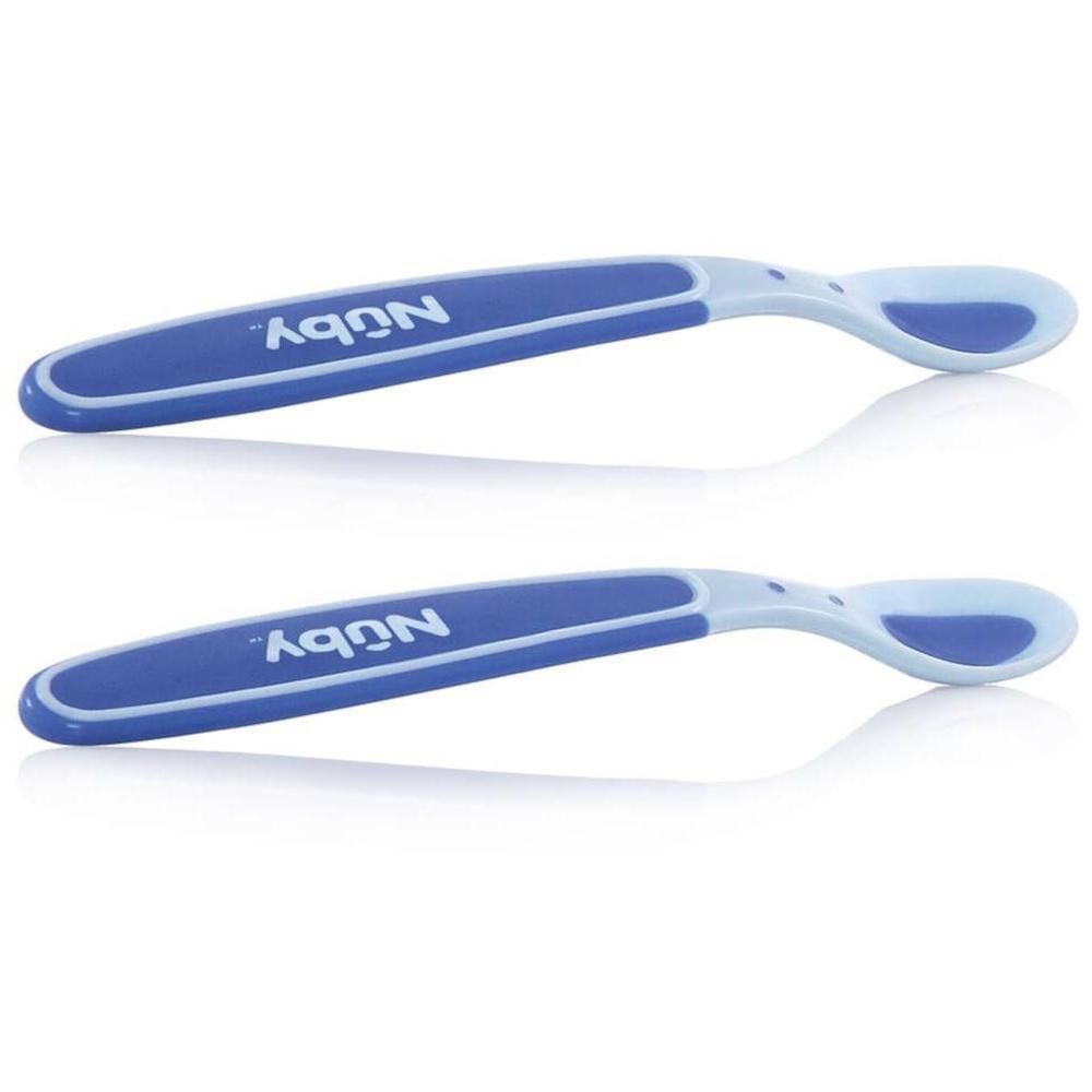 Twee blauwe Nuby lepels met witte rand en logo.