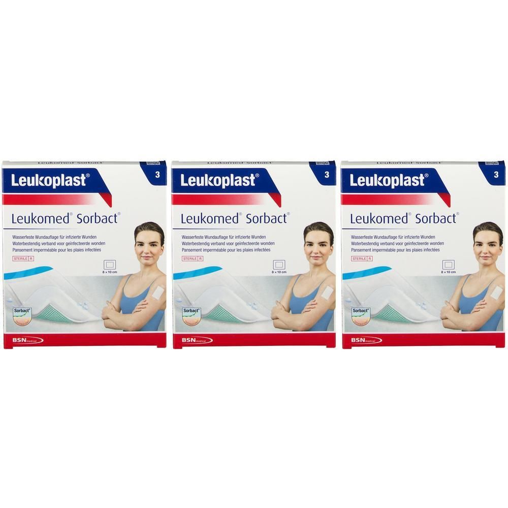 Drie verpakkingen Leukoplast Leukomed Sorbact wondverbanden. Elke verpakking toont een vrouw met een verband op haar arm.